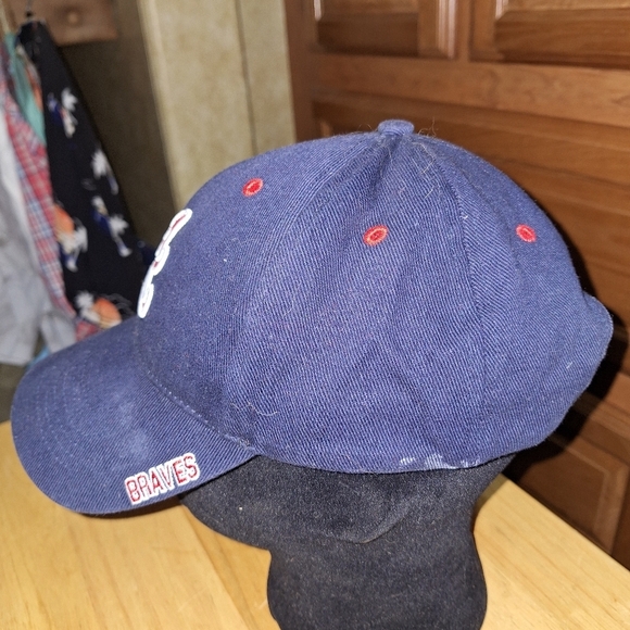 A Fan Favorite Atlanta Braves adjustable ball cap/truckers hat. Pre-loved - Picture 2 of 8